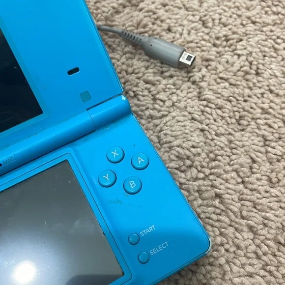 Used blue Nintendo DSI - Picture 5 of 5